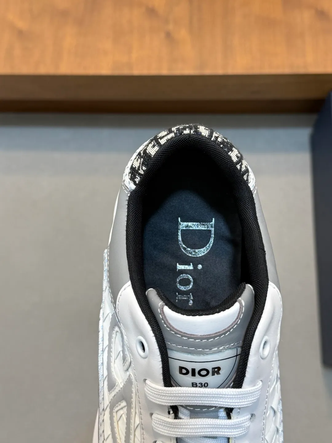💰800 Dior's latest men's fashion sneakers. This item draws inspiration from retro jogging shoes. Featuring a thick, low-top design, it features a mesh fabric upper and an ultra-light rubber foam sole. The side is decorated with an embossed "Di~r" logo. Code number: 39-44 (order 38, 45, 46)